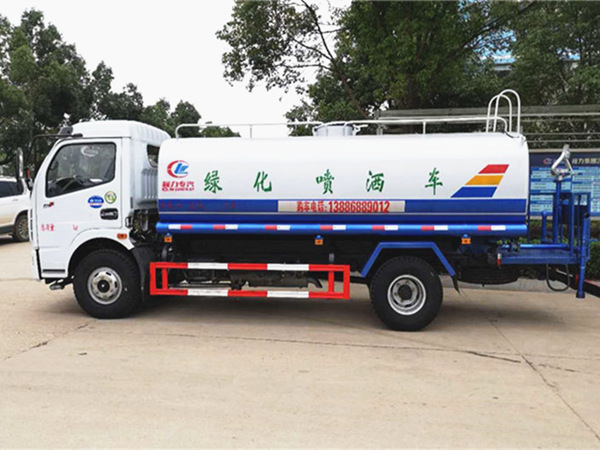 東風多利卡D7灑水車