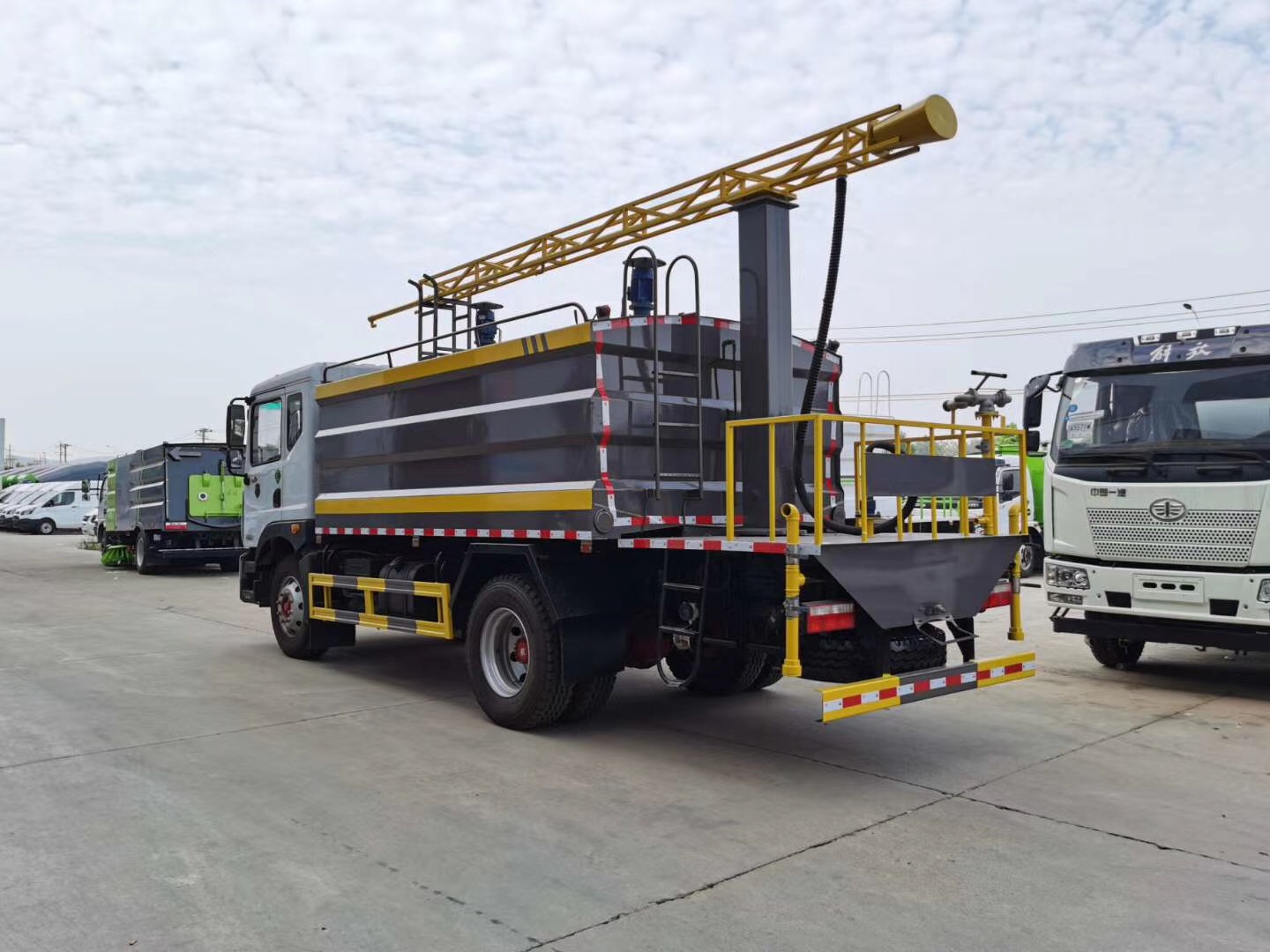 東風多利卡D9鐵路抑塵車尾部