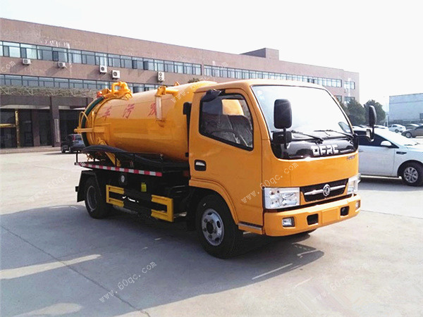 東風多利卡4方吸污車