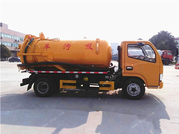 東風多利卡4方吸污車