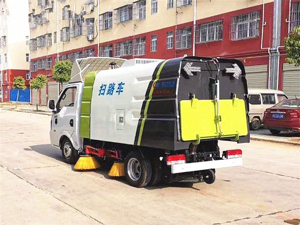 東風途逸國六汽油3方掃路車