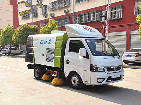 東風途逸國六汽油3方掃路車