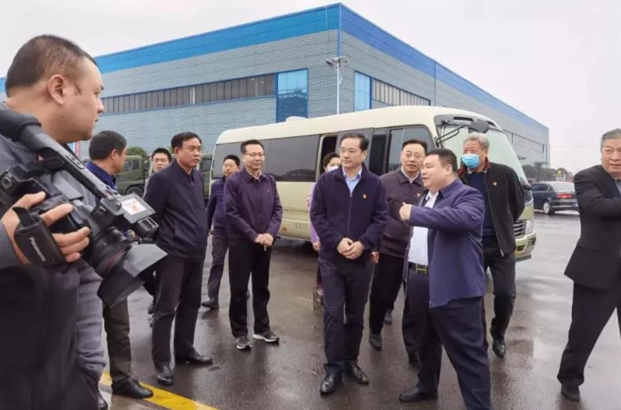 陪同錢遠坤書記調研視察的有分管工業的副市長吳超明、曾都區區委書記張健，以及市區直屬部門的相關領導