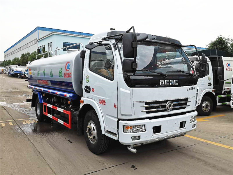 東風(fēng)多利卡D7的8噸灑水車