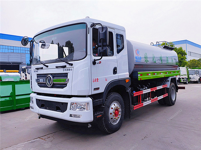東風(fēng)多利卡D9的12噸灑水車
