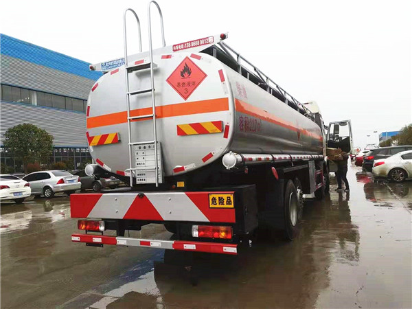 解放前四后六運油車